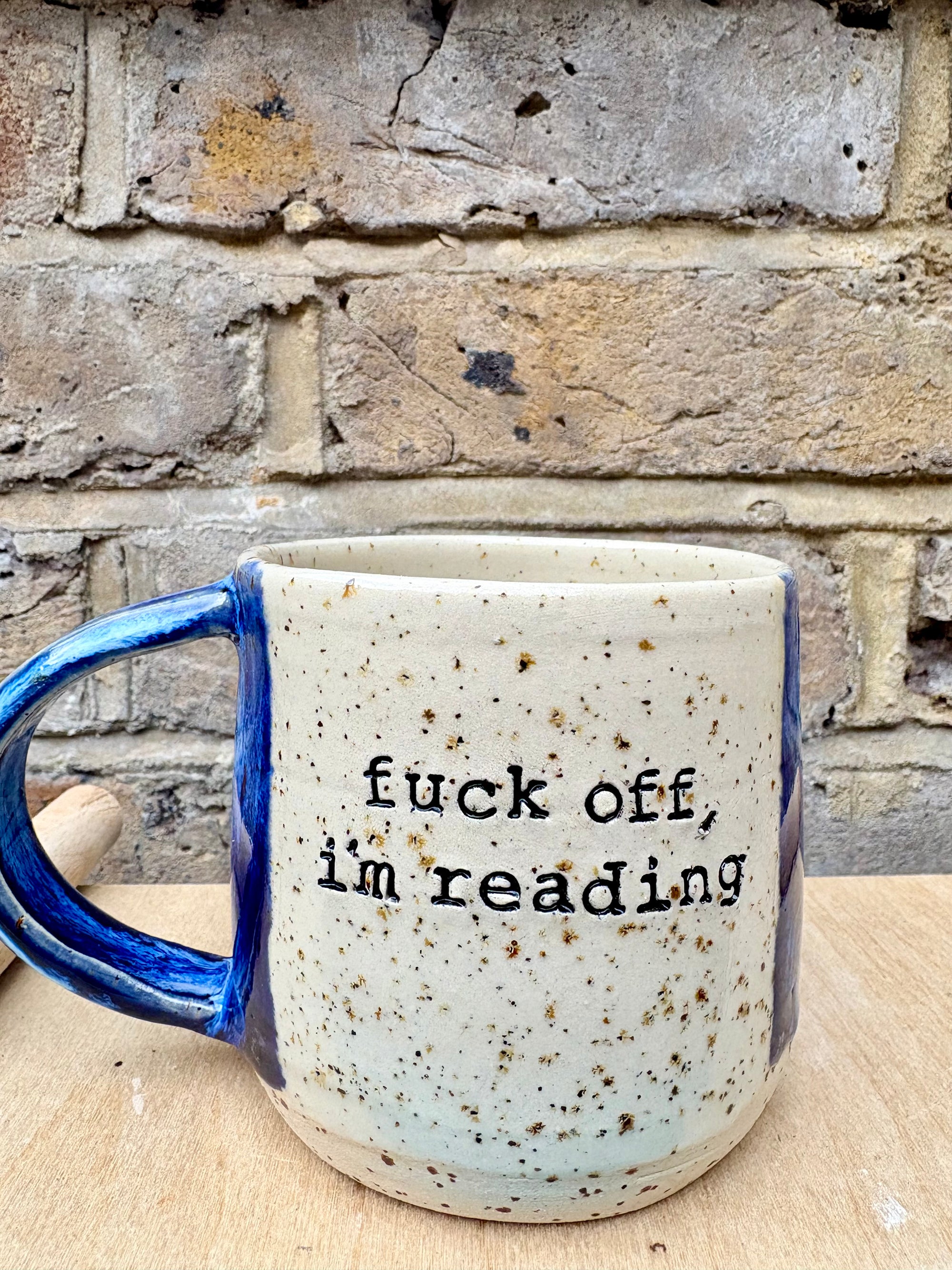"Fuck off i'm reading" mug (deep blue)