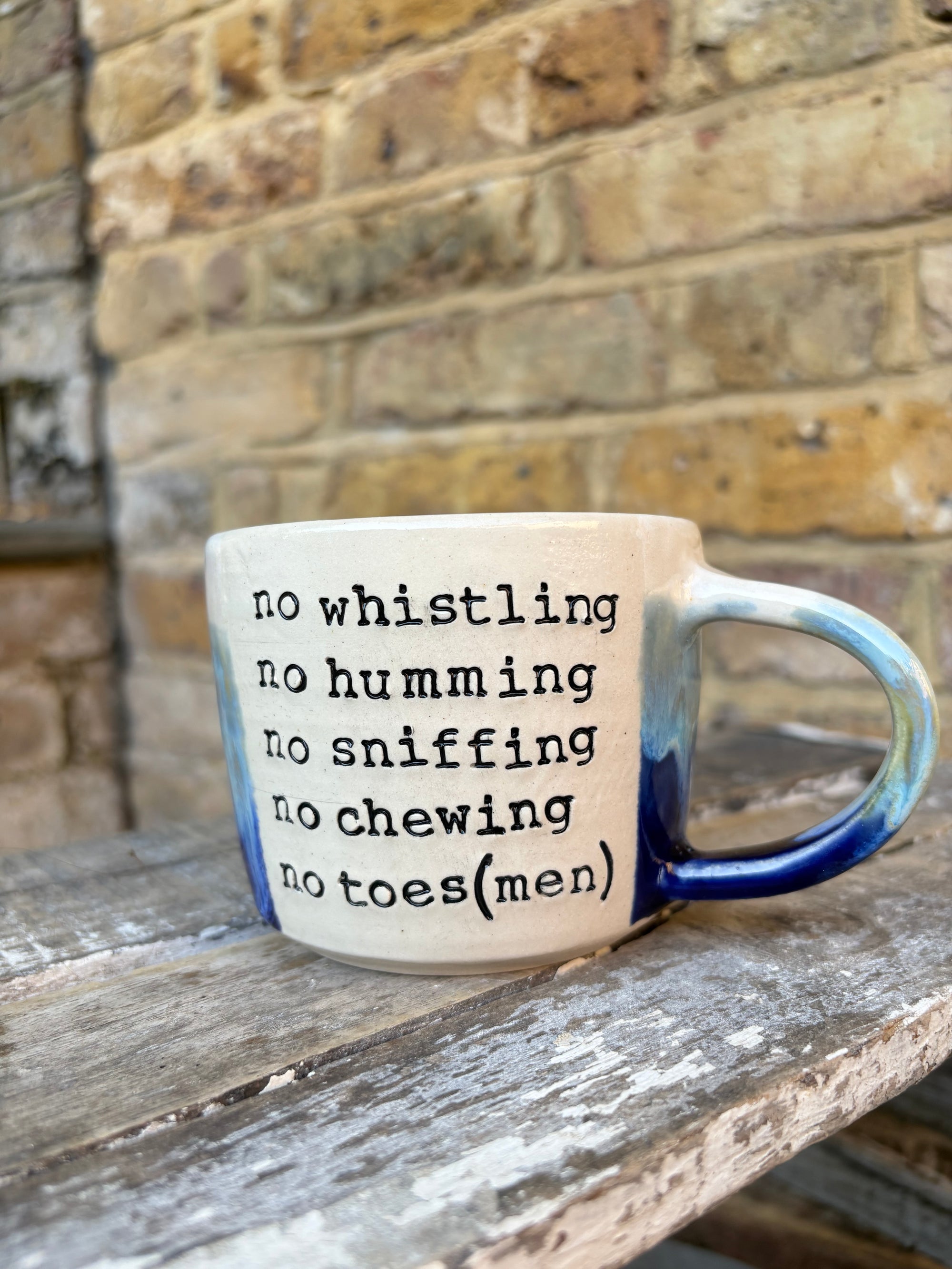 "office rules” "no whistling no humming no sniffing no chewing no toes (men)" mug (white/blue, 300ml)