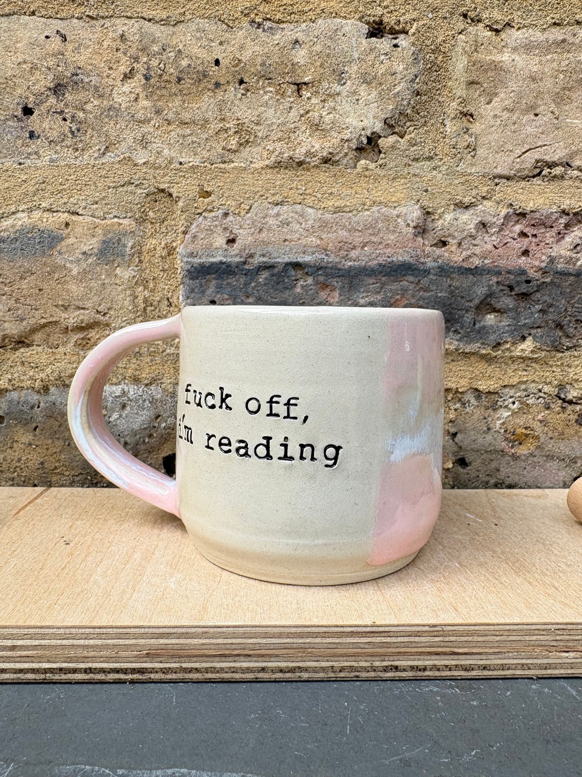 “Fuck off i'm reading" mug (medium - Pale Pink Raspberry Ripple)