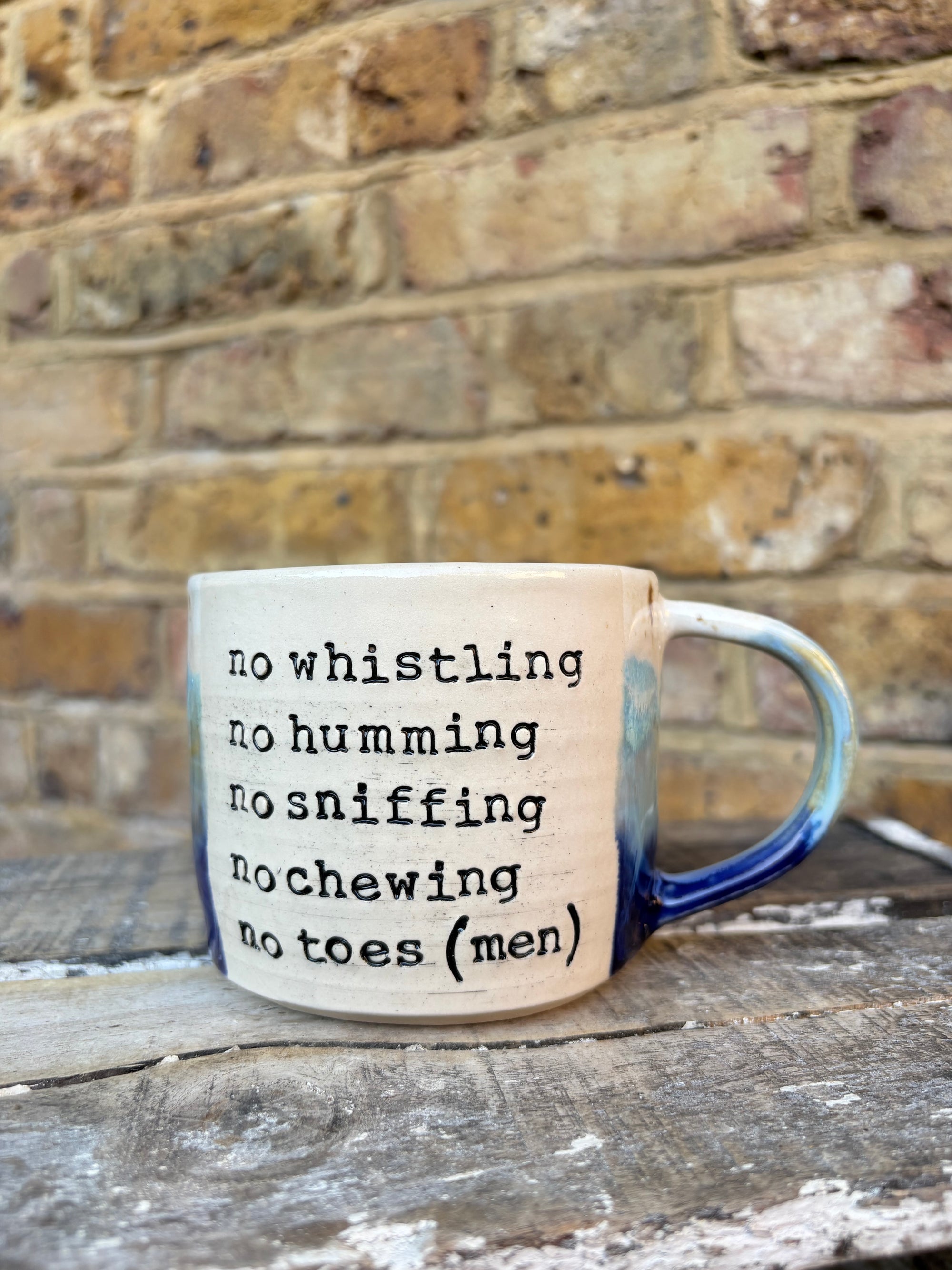 "office rules” "no whistling no humming no sniffing no chewing no toes (men)" mug (white/blue, 300ml)
