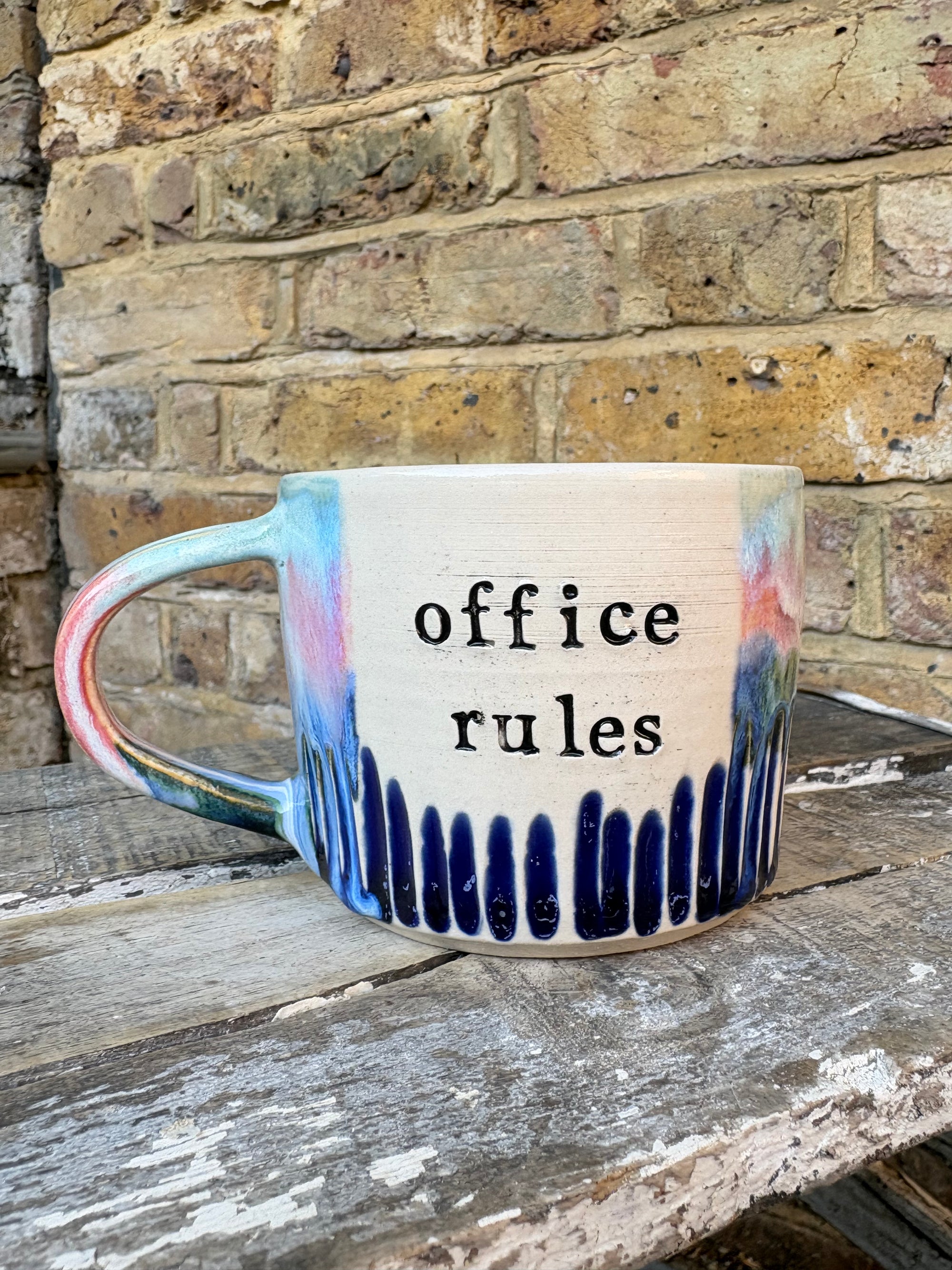 "office rules” "no whistling no humming no sniffing no chewing no toes (men)" mug (light blue/pink/green, 300ml)