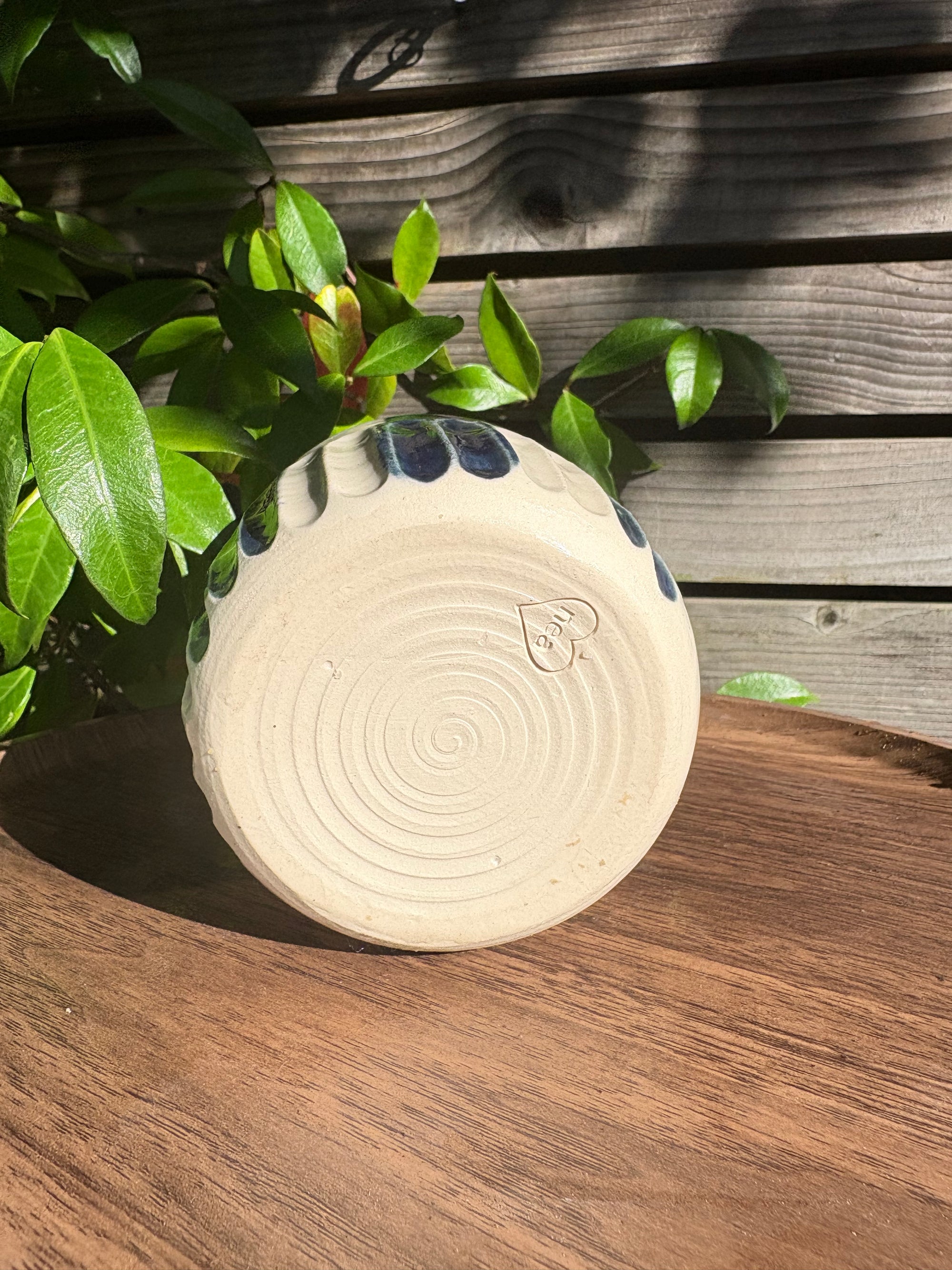 "fuck off, i'm watching the traitors" mug (no handle/dark blue/grooves, 320ml)
