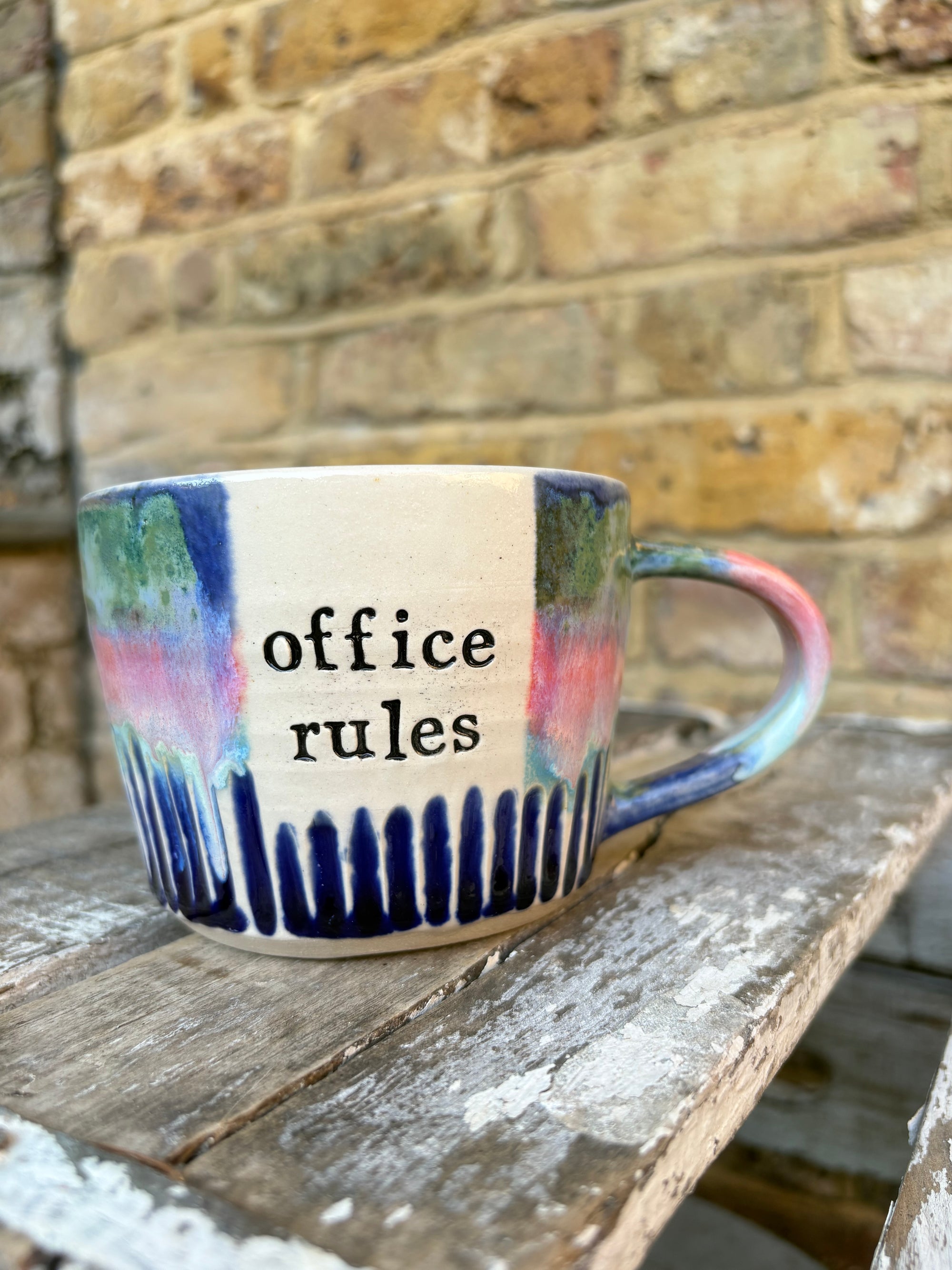 "office rules” "no whistling no humming no sniffing no chewing no toes (men)" mug (green/blue/pink, 300ml)