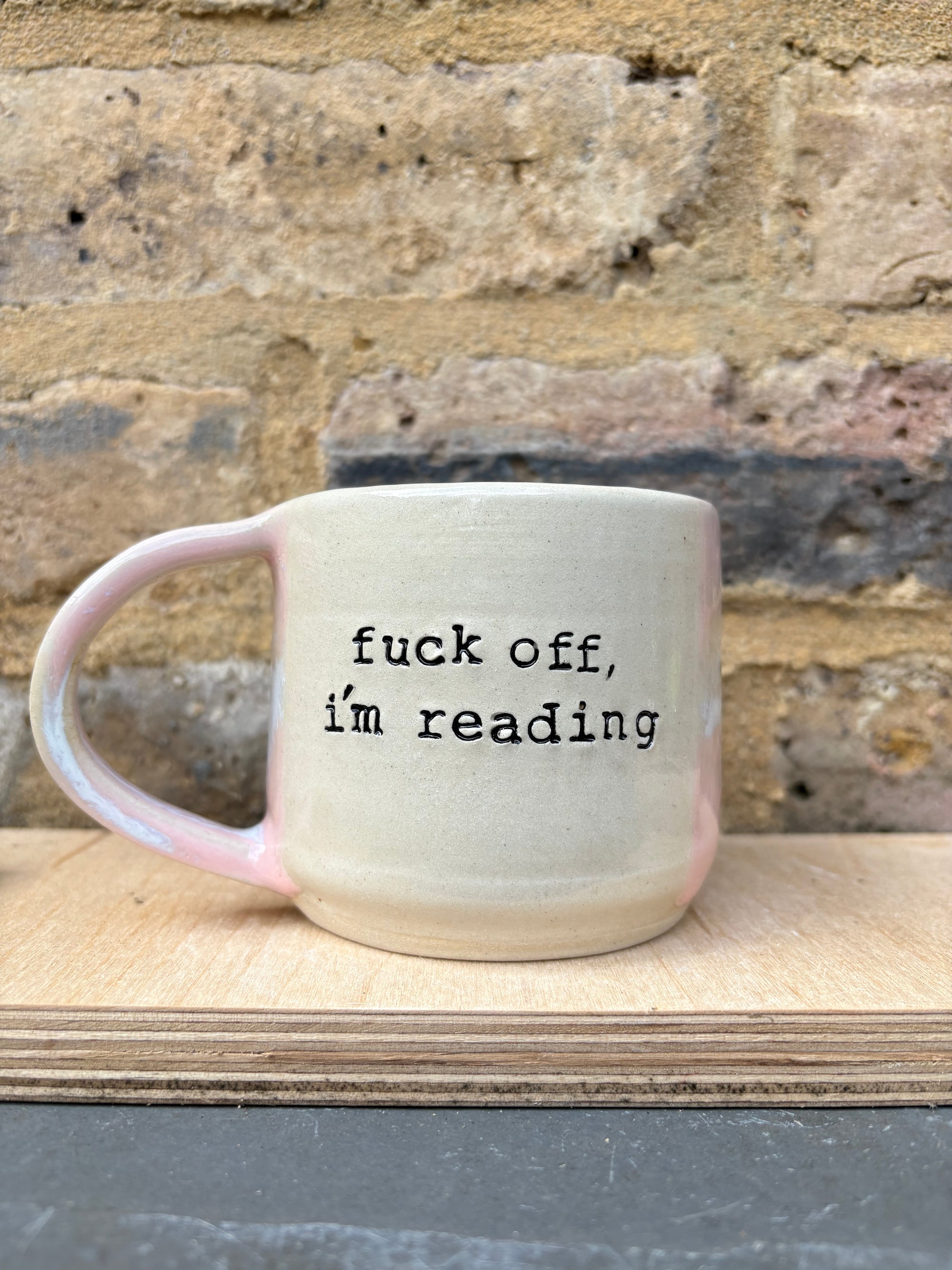 “Fuck off i'm reading" mug (medium - Pale Pink Raspberry Ripple)