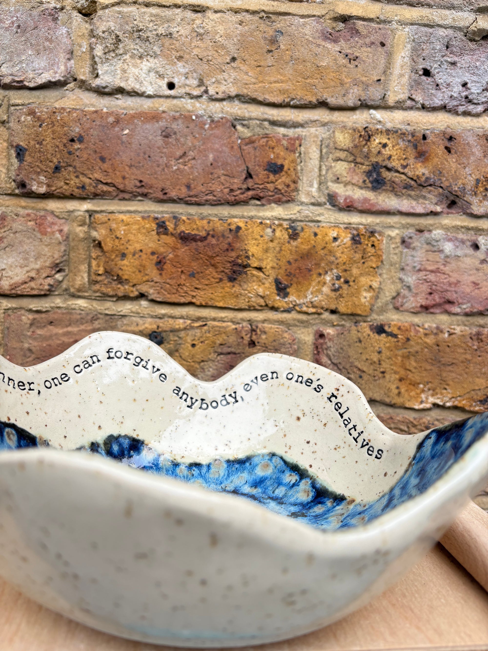 Oscar Wilde "after a good dinner, one can forgive anybody, even one's relatives" bowl