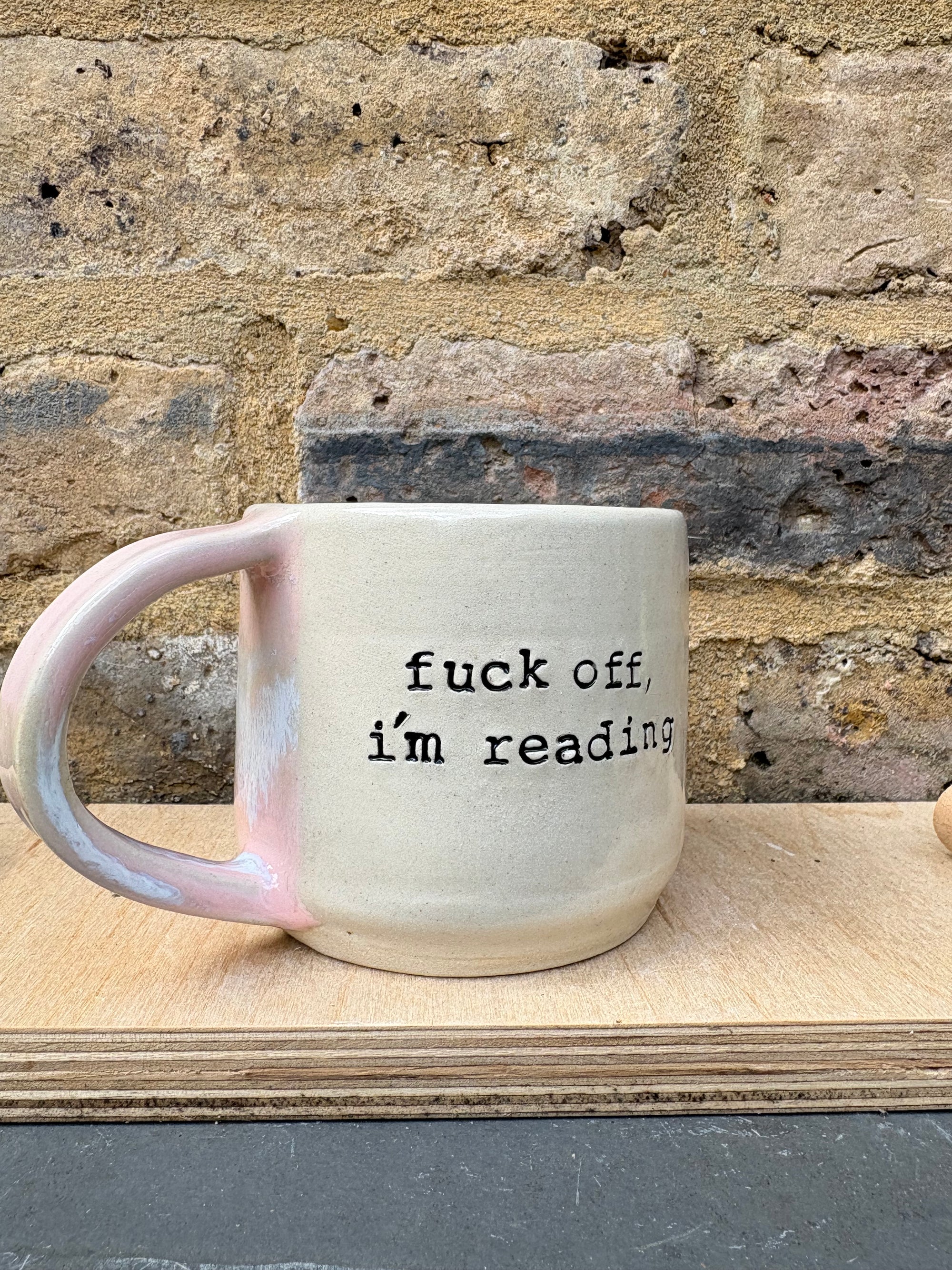 “Fuck off i'm reading" mug (medium - Pale Pink Raspberry Ripple)