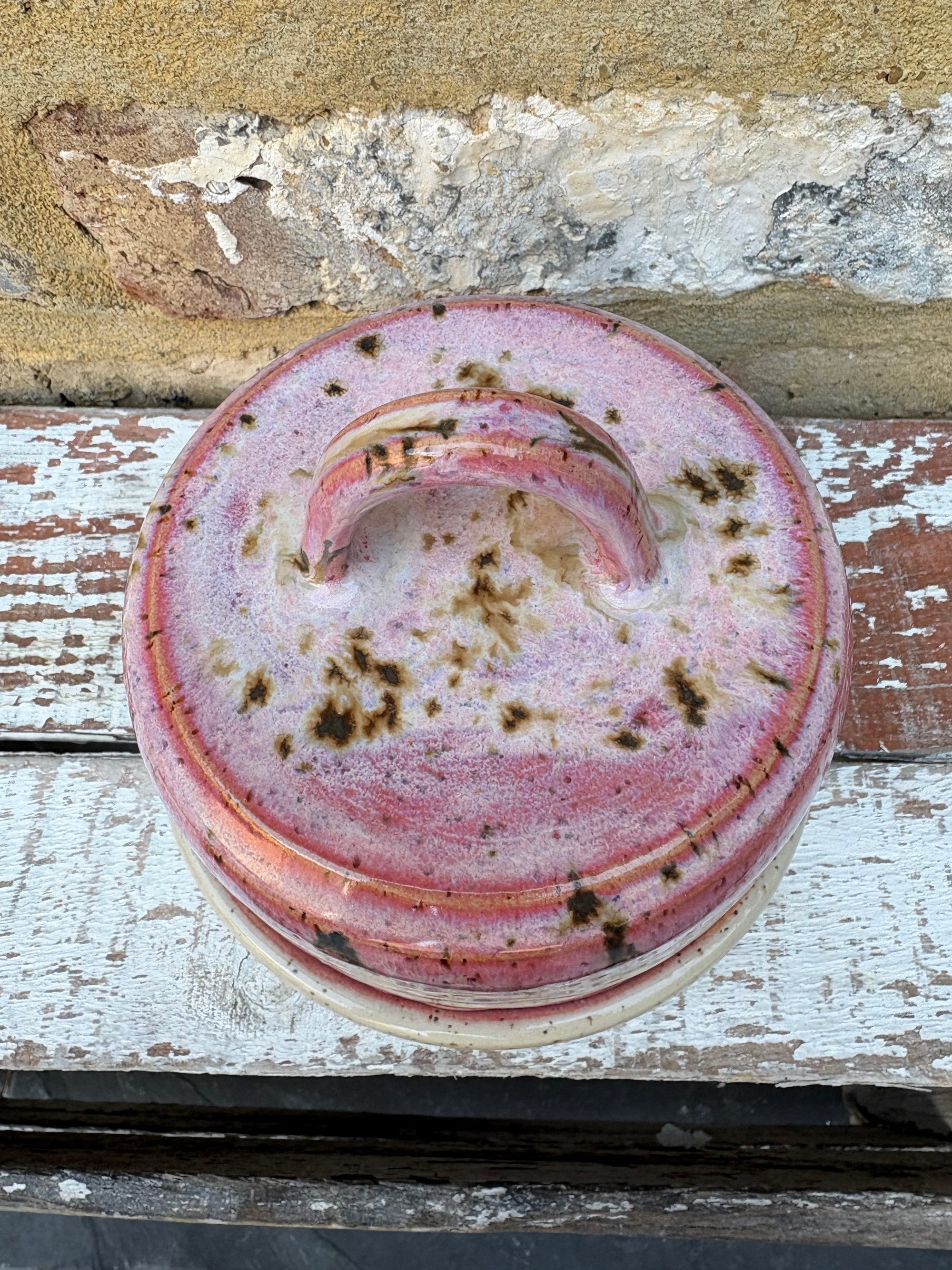 Butter Dish (butter slut, pink wood, flecked clay, handle)