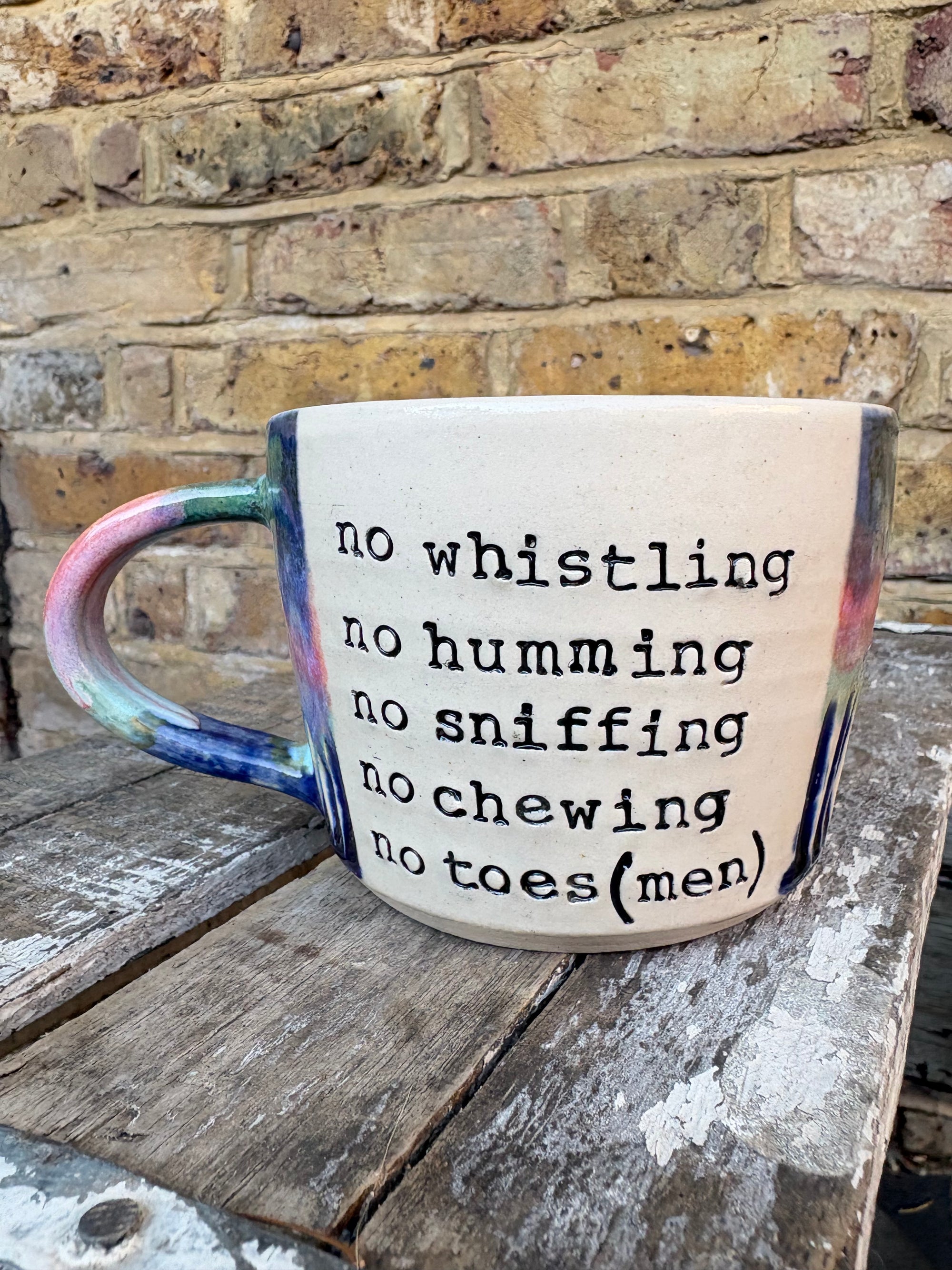 "office rules” "no whistling no humming no sniffing no chewing no toes (men)" mug (green/blue/pink, 300ml)