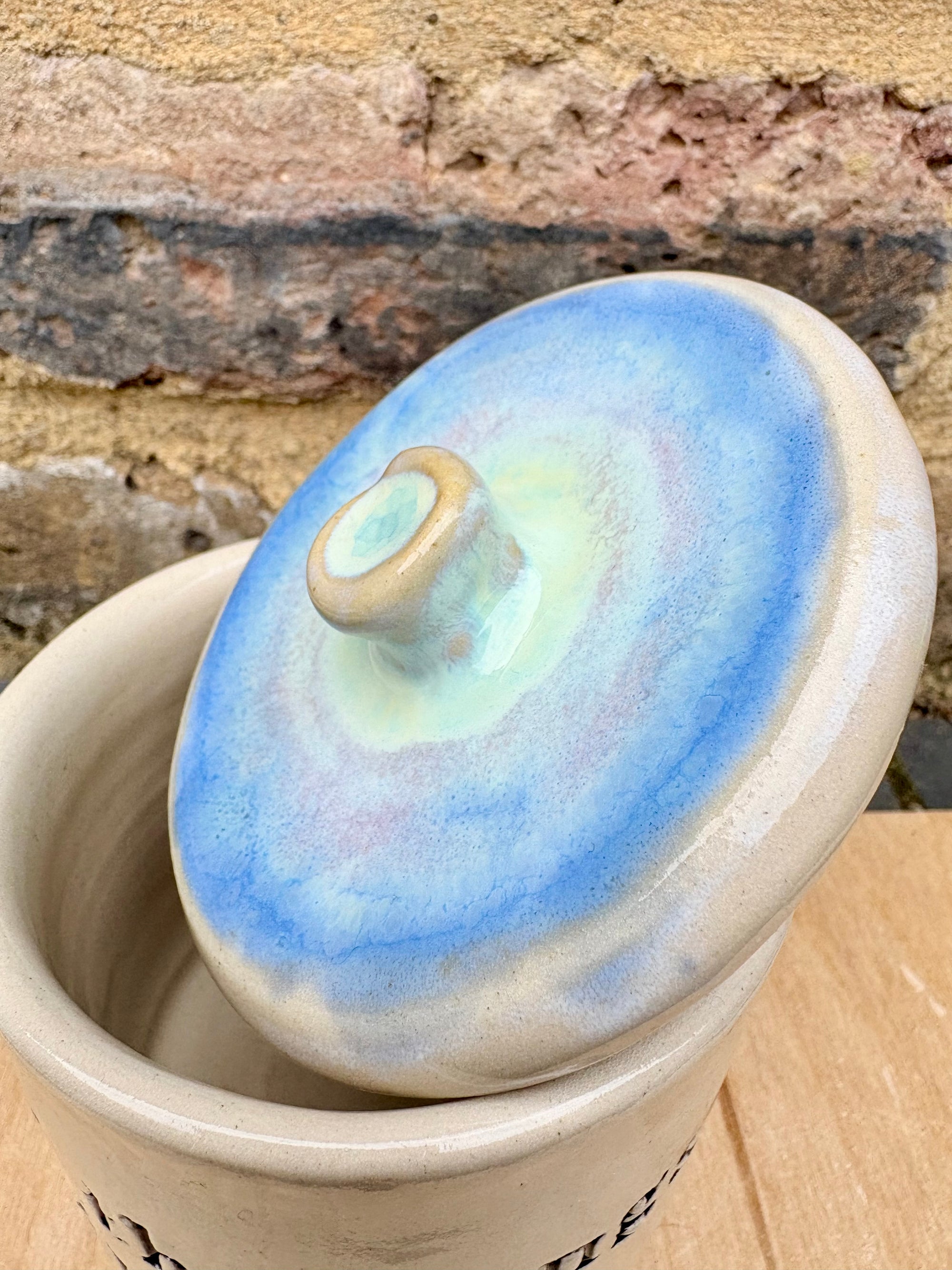 "all the drugs live here" lidded pot (oyster blue)