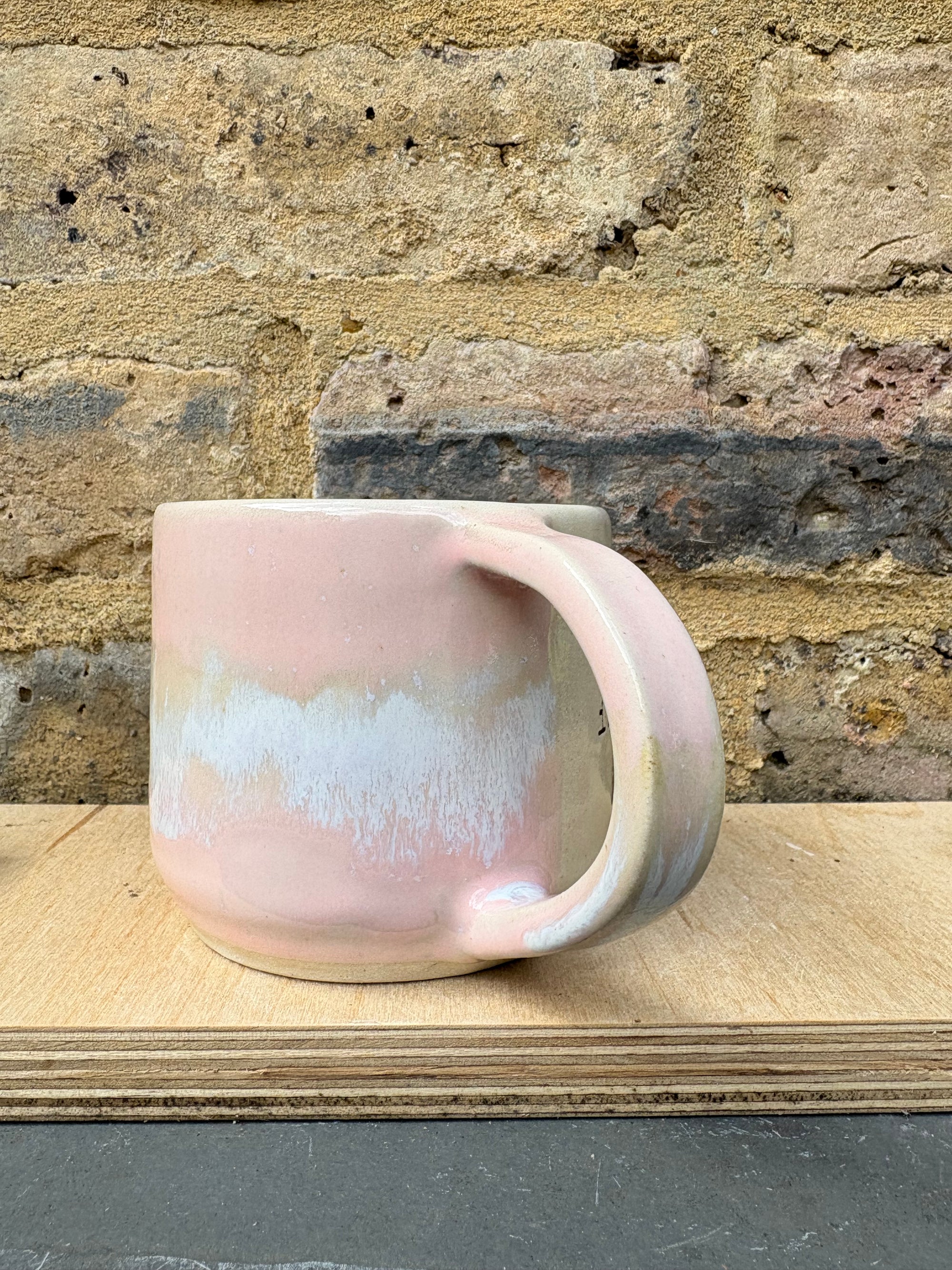 “Fuck off i'm reading" mug (medium - Pale Pink Raspberry Ripple)