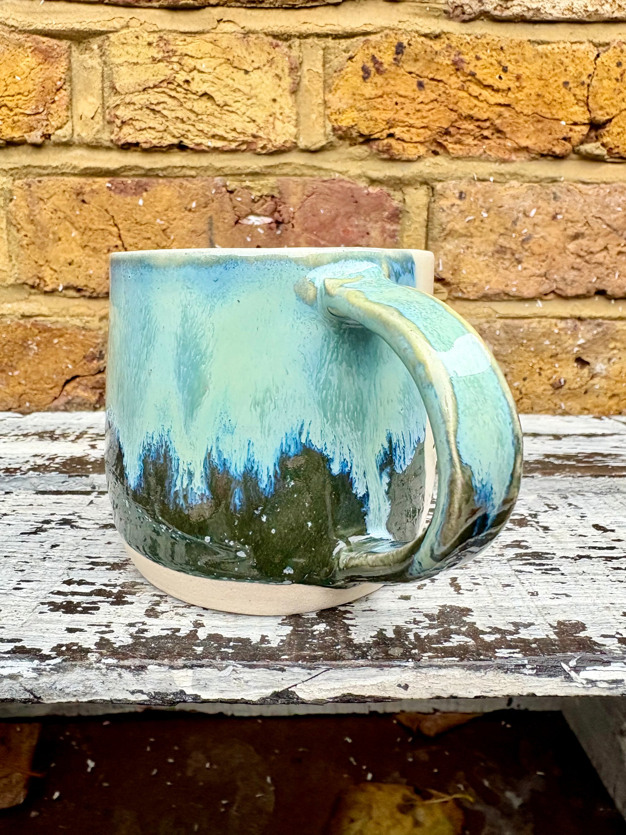 "if you can read this, you're too close" mug (Green Dream)