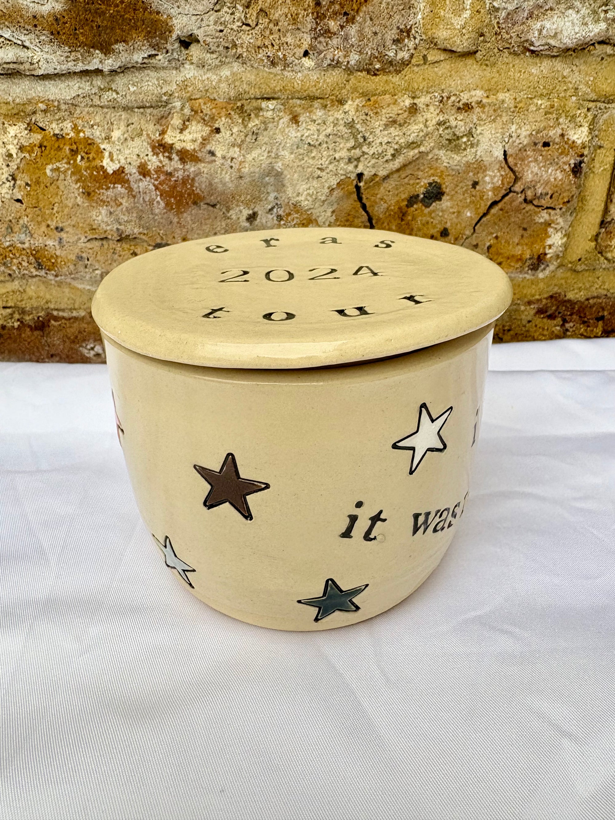 Cute lidded star pot