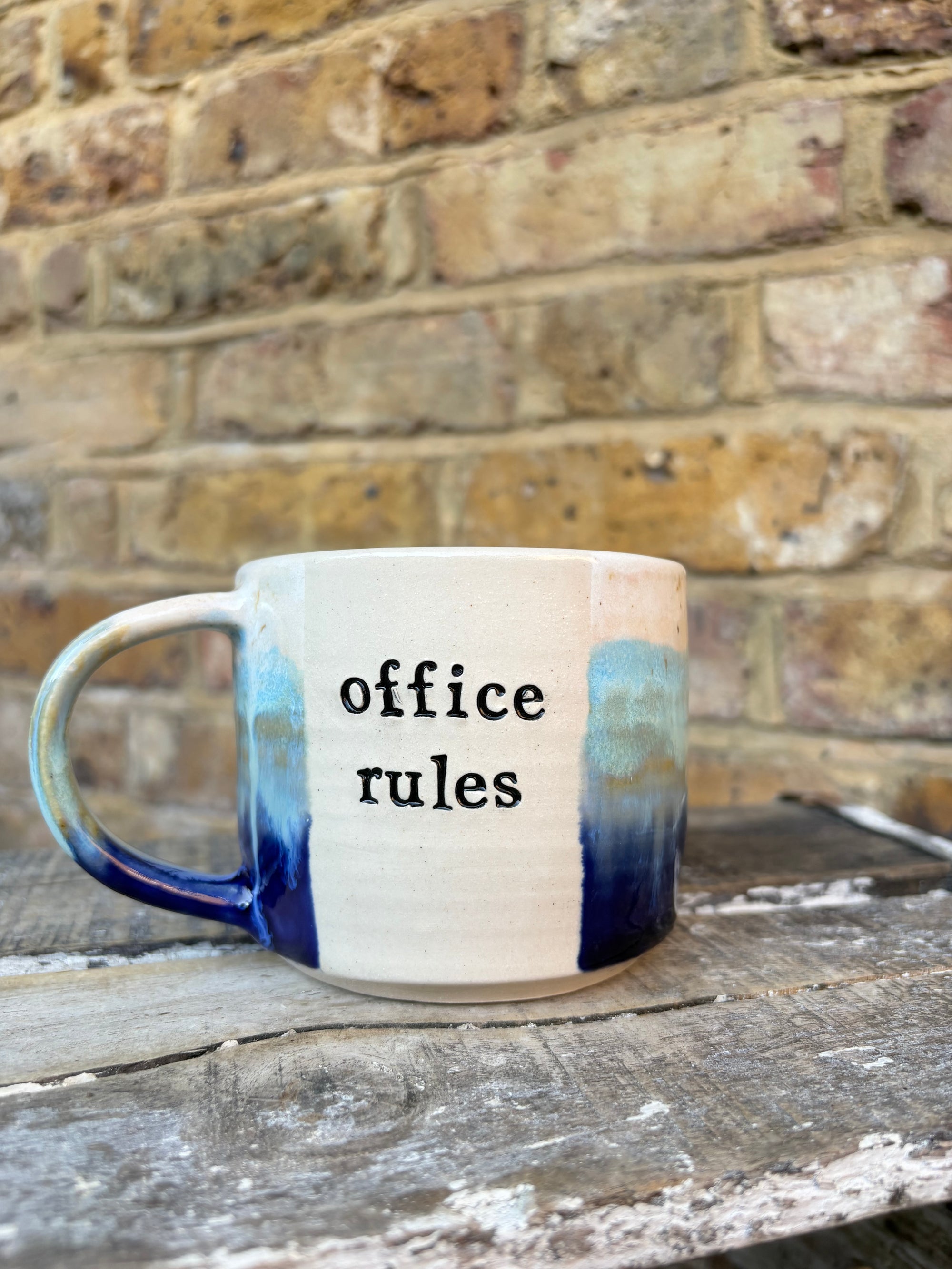 "office rules” "no whistling no humming no sniffing no chewing no toes (men)" mug (white/blue, 300ml)