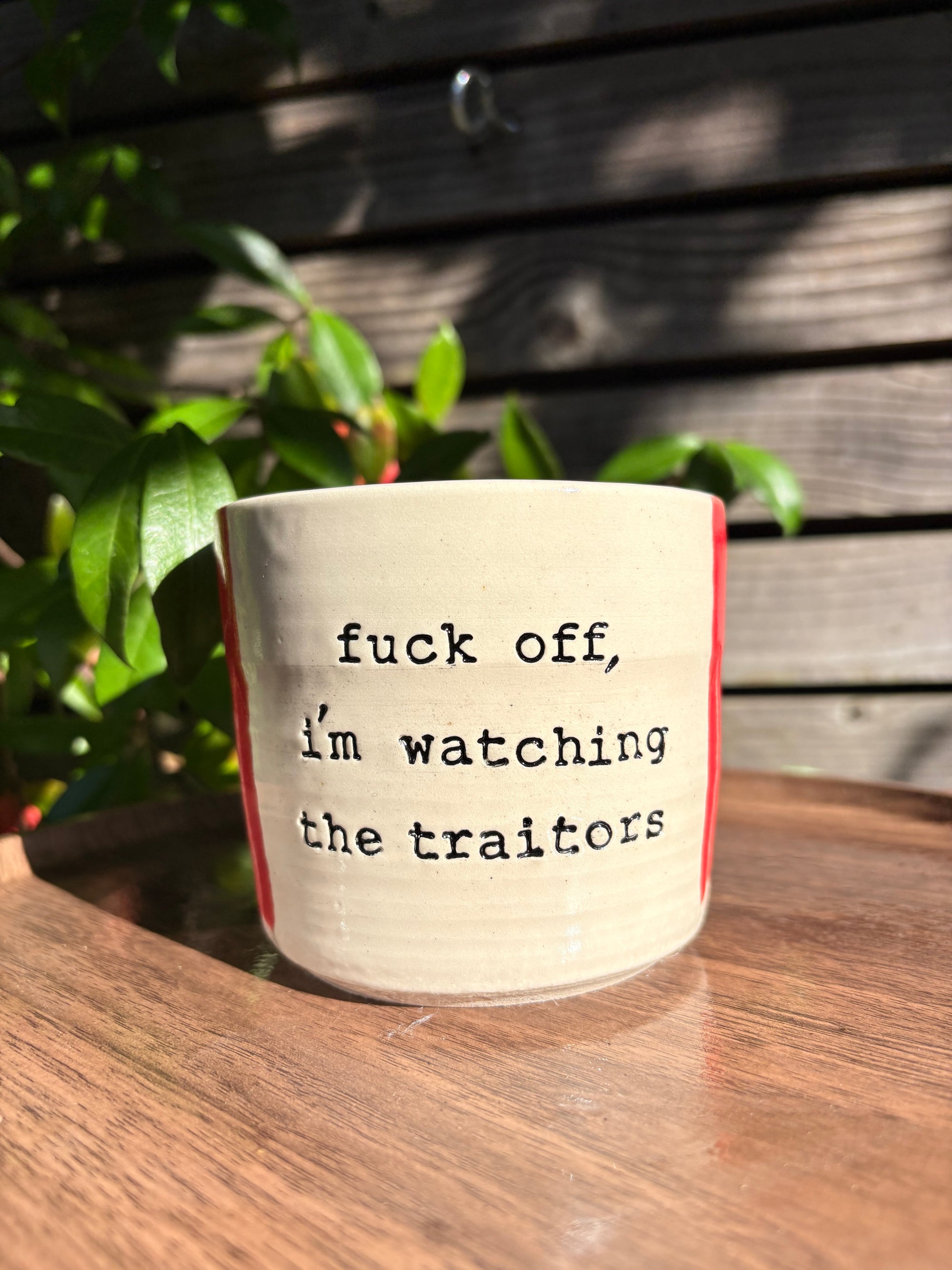 "fuck off, i'm watching the traitors" mug (no handle/red/ grooves, 360ml)