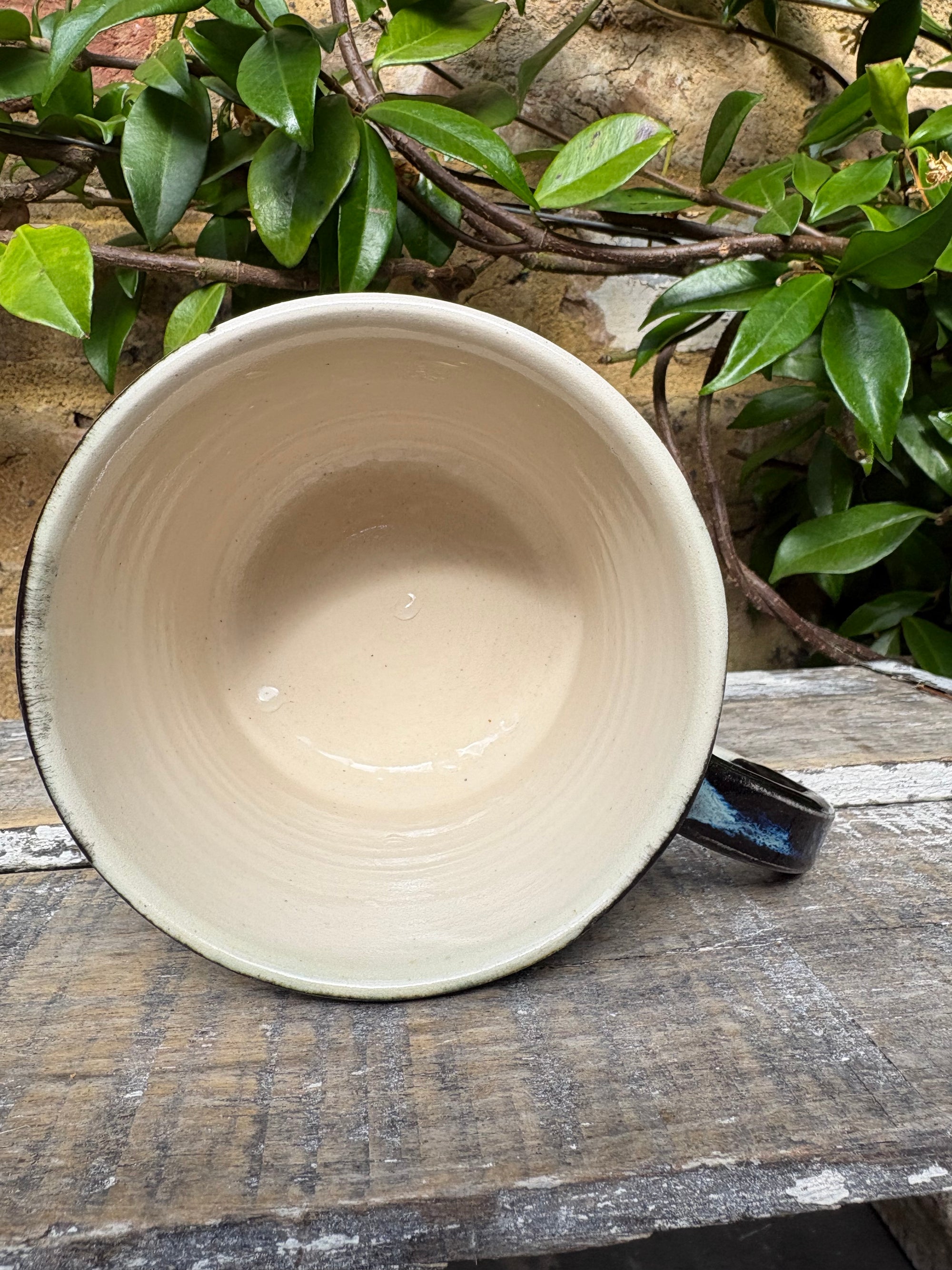 "ew people" mug (black shore)