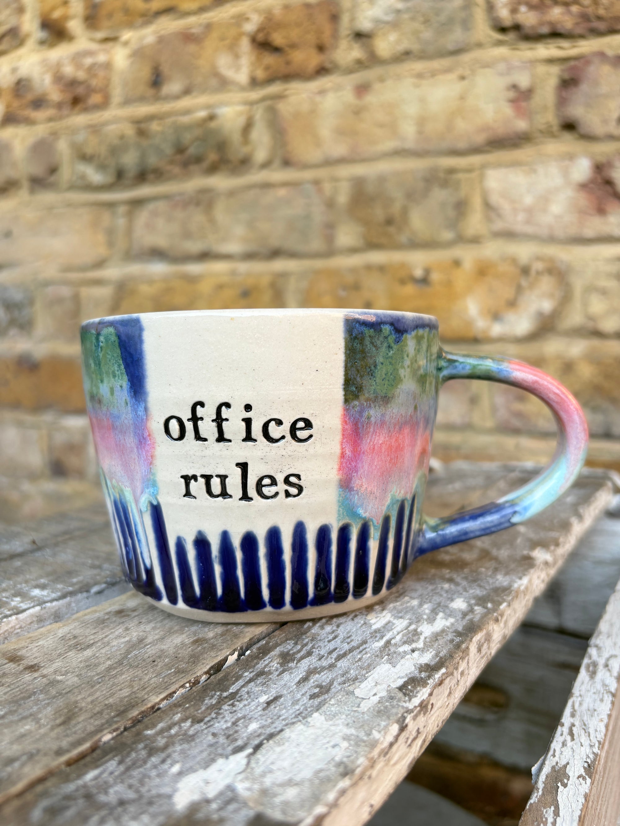 "office rules” "no whistling no humming no sniffing no chewing no toes (men)" mug (green/blue/pink, 300ml)
