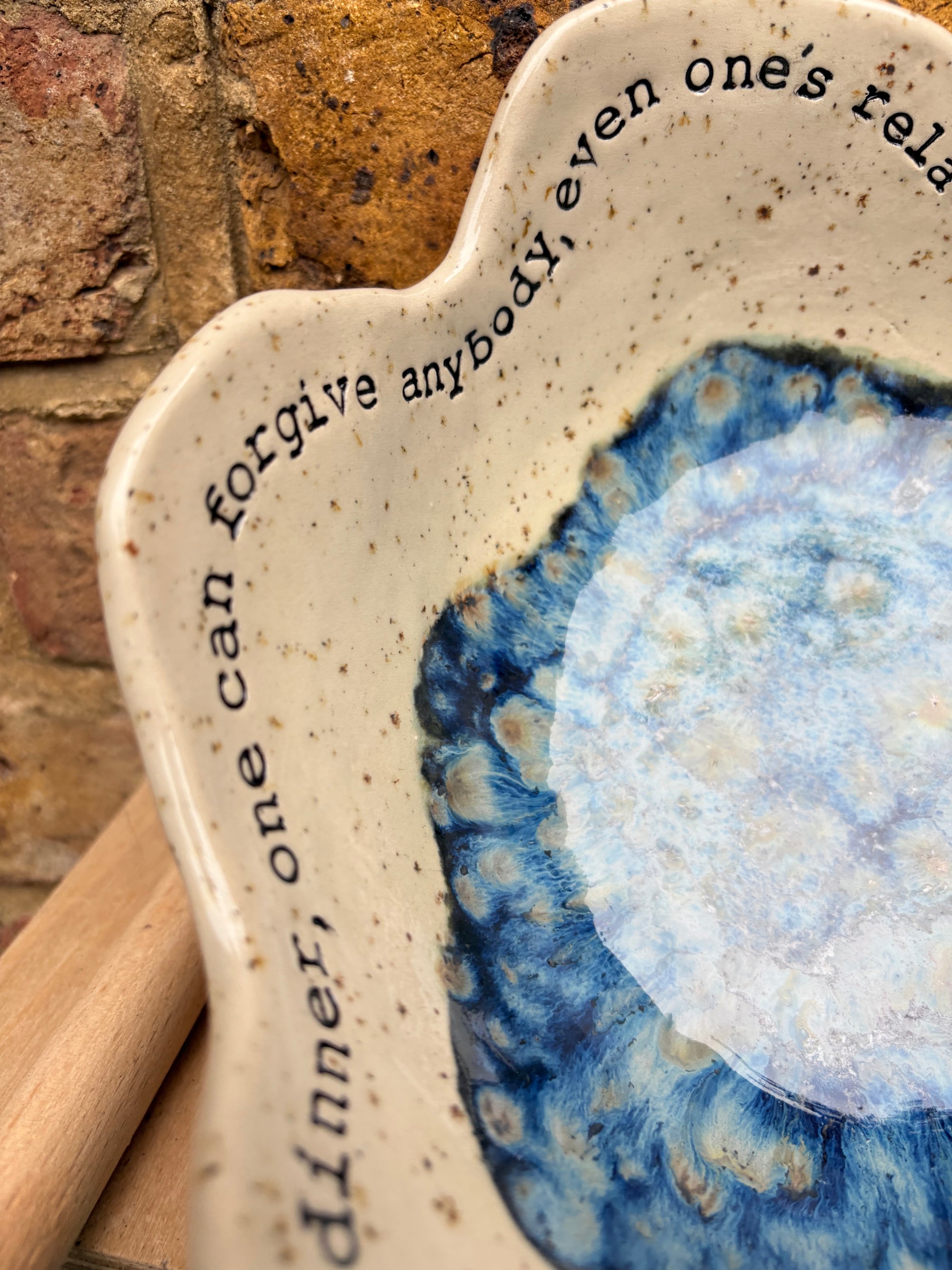 Oscar Wilde "after a good dinner, one can forgive anybody, even one's relatives" bowl