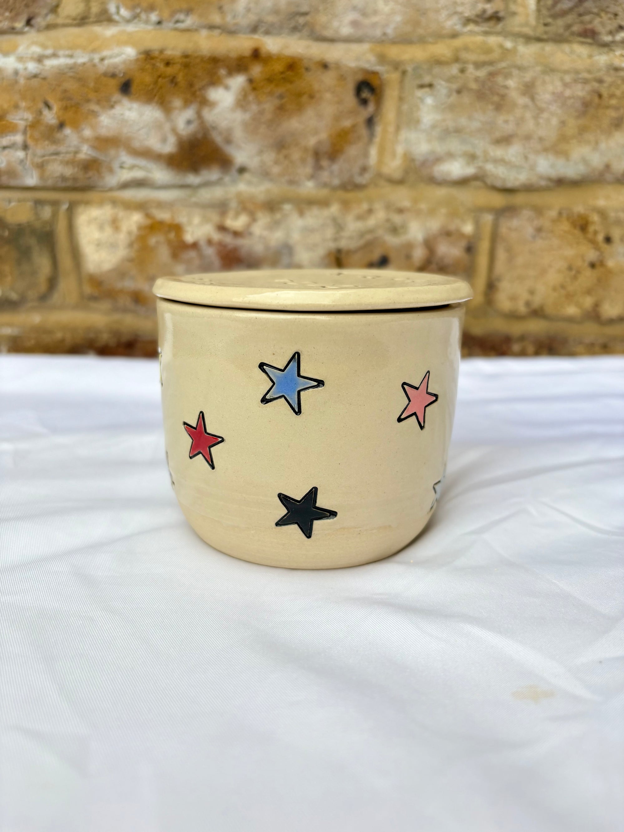 Cute lidded star pot