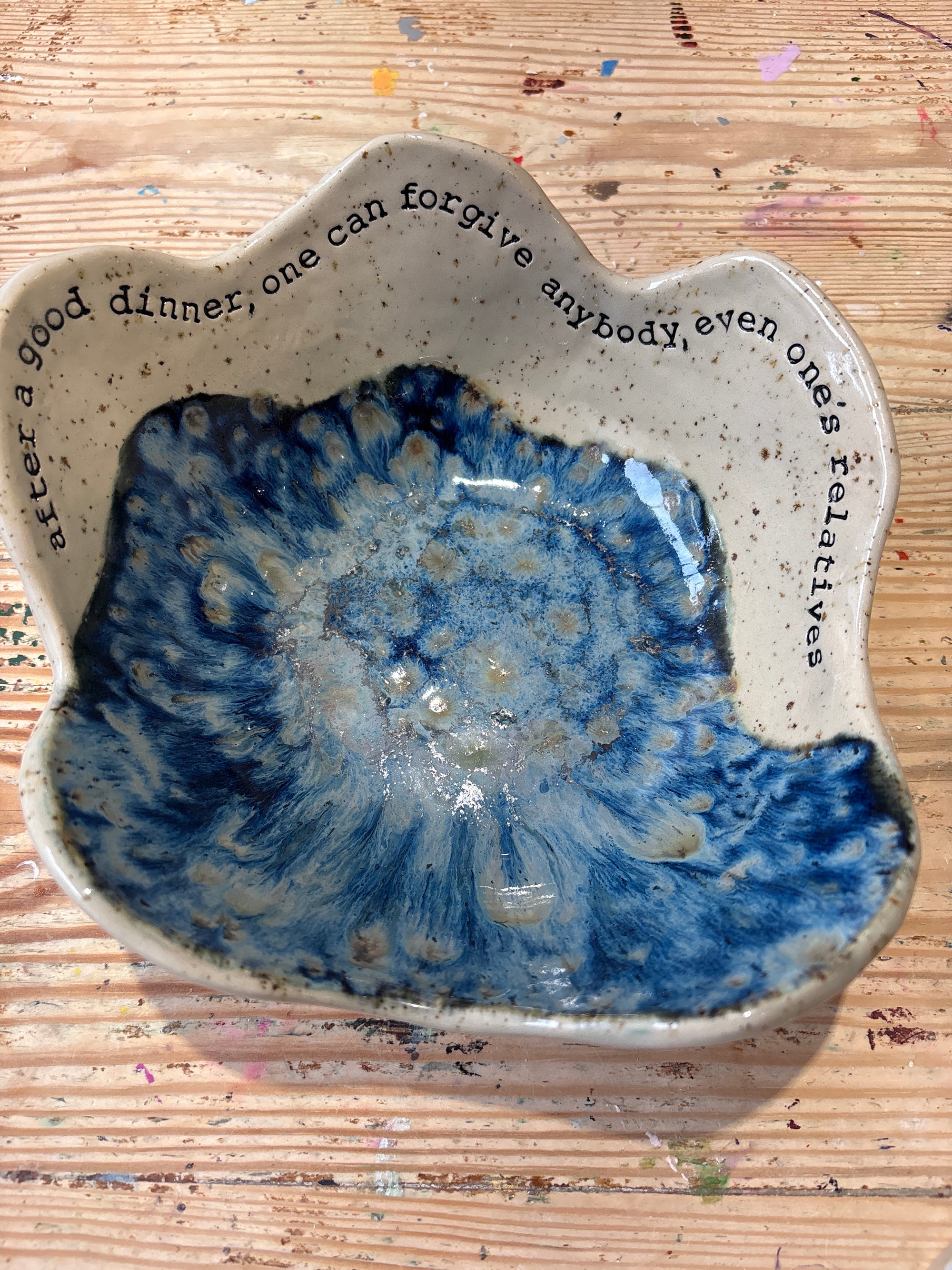 Oscar Wilde "after a good dinner, one can forgive anybody, even one's relatives" bowl