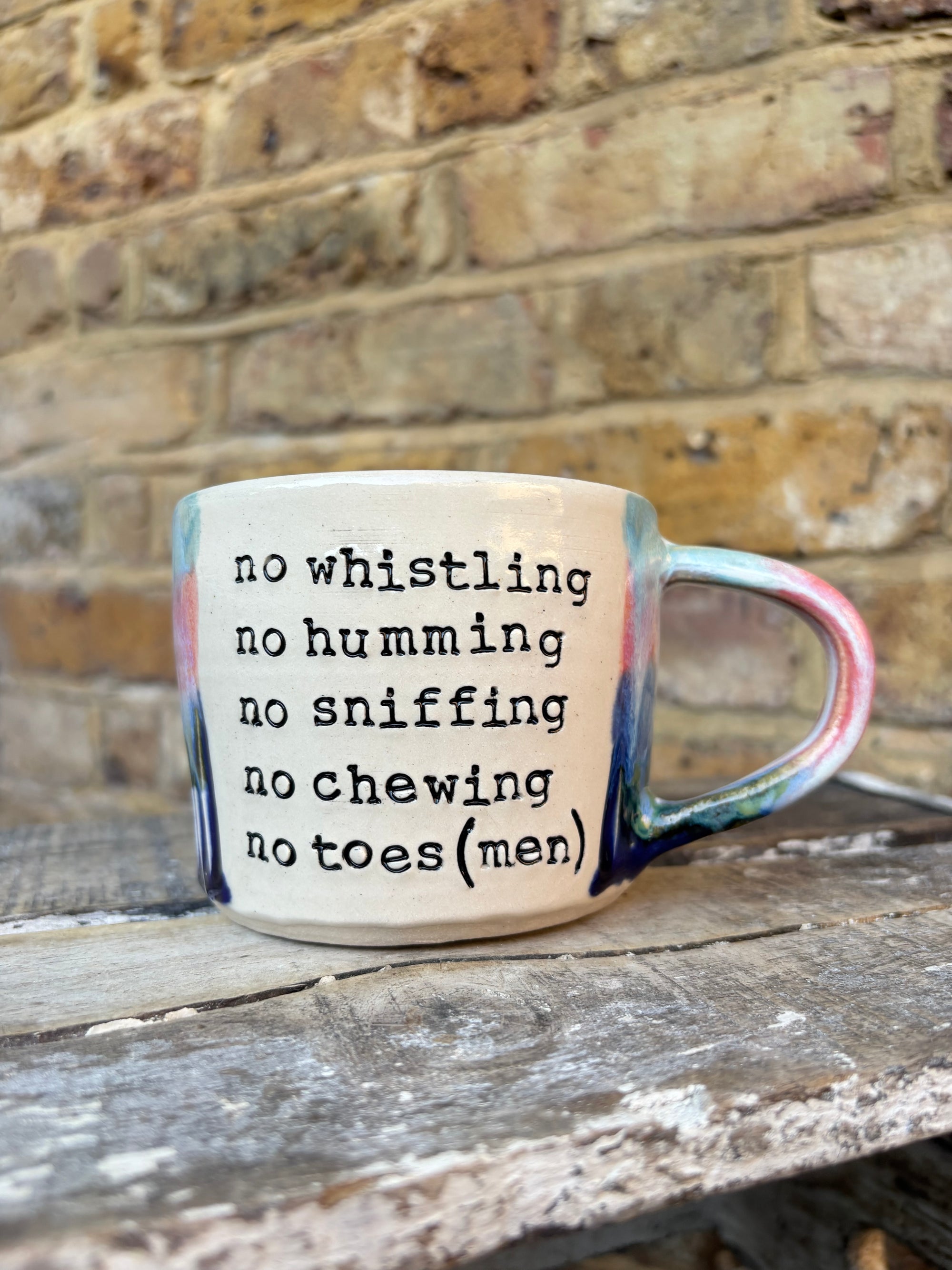 "office rules” "no whistling no humming no sniffing no chewing no toes (men)" mug (light blue/pink/green, 300ml)