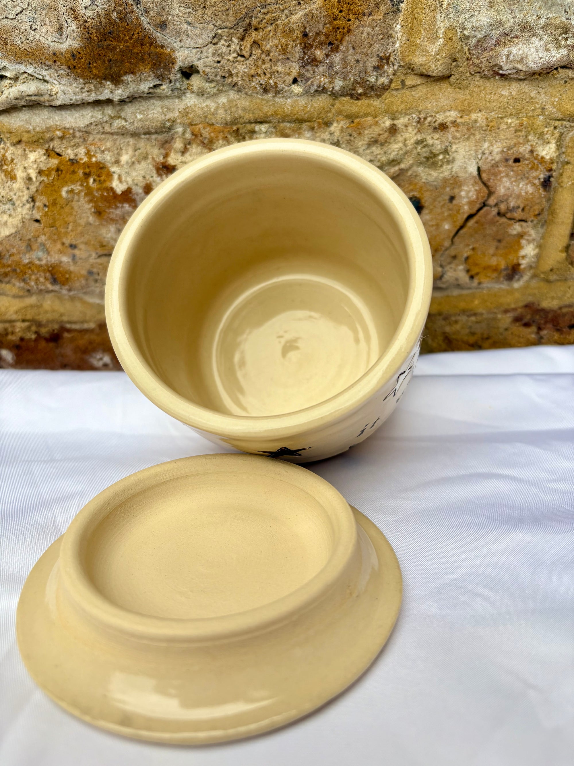 Cute lidded star pot