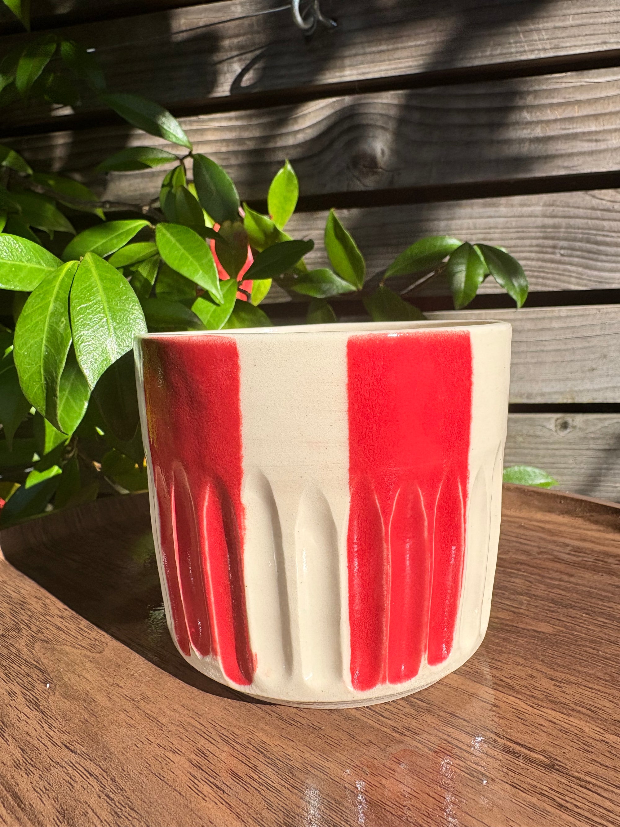 "fuck off, i'm watching the traitors" mug (no handle/red/ grooves, 360ml)