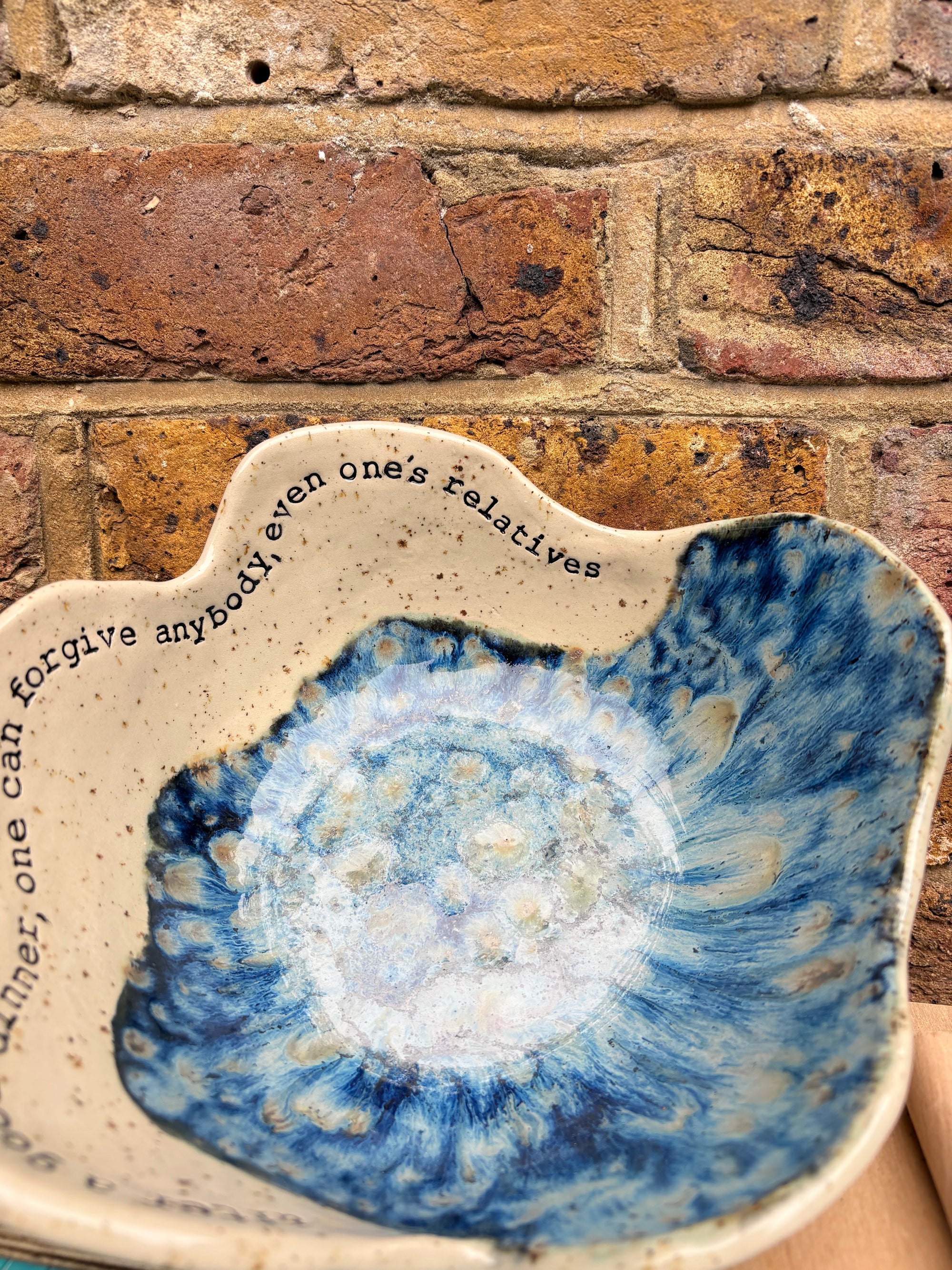 Oscar Wilde "after a good dinner, one can forgive anybody, even one's relatives" bowl